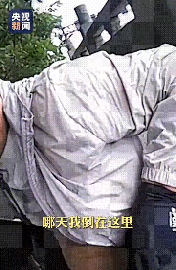 外卖小哥身体不适交警帮送餐 高温下的温暖援手