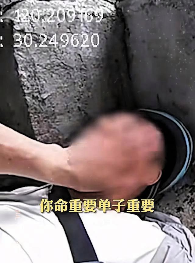外卖小哥身体不适交警帮送餐 高温下的温暖援手