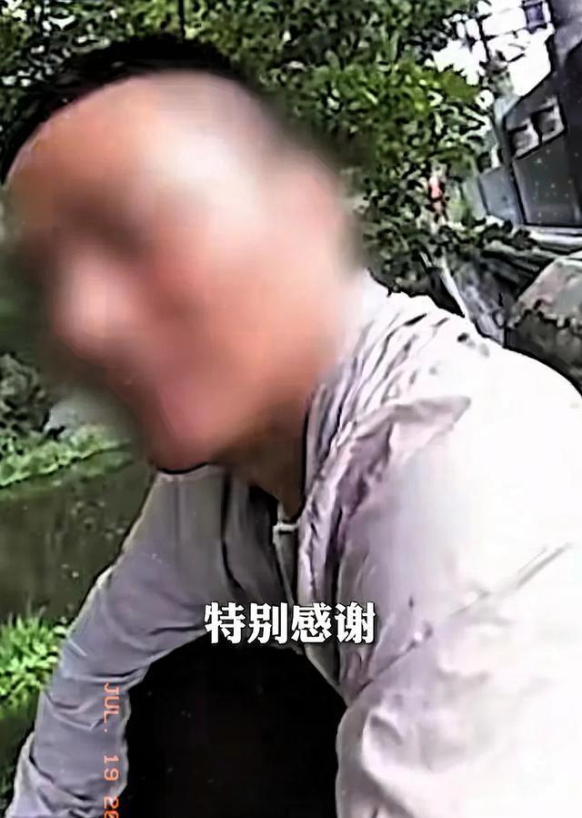 外卖小哥身体不适交警帮送餐 高温下的温暖援手