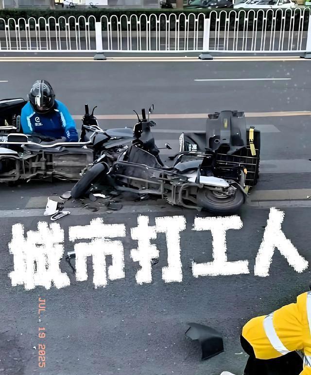 外卖小哥身体不适交警帮送餐 高温下的温暖援手